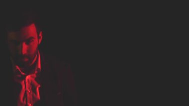 Gölgeli adamın 4K videosu ve arka planda pembe ışık. Başparmak gösteren insan kavramı.