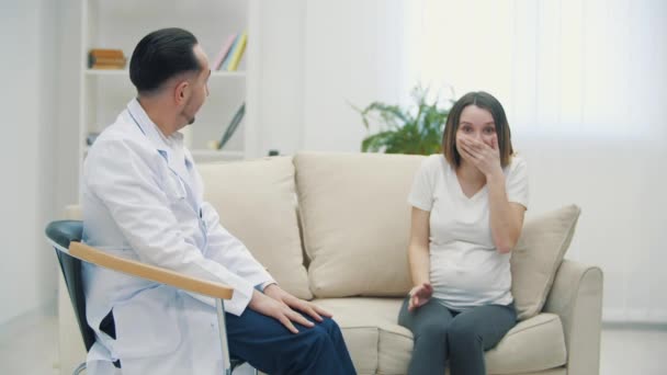 Spowolniony Film Ciężarnej Kobiety Rozmawiającej Lekarzem Koncepcja Wizyty Lekarza — Wideo stockowe