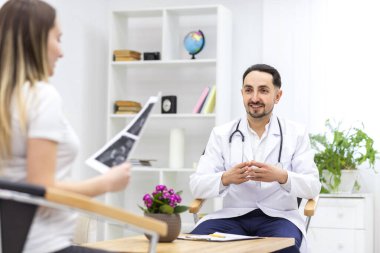 Hamile bir kadının doktorla konuştuğu fotoğraf. Doktoru ziyaret etme kavramı.