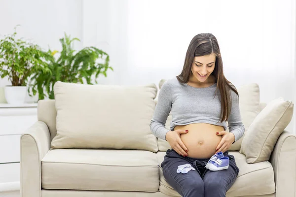 Foto Einer Schwangeren Frau Die Ihren Bauch Berührt Konzept Der — Stockfoto