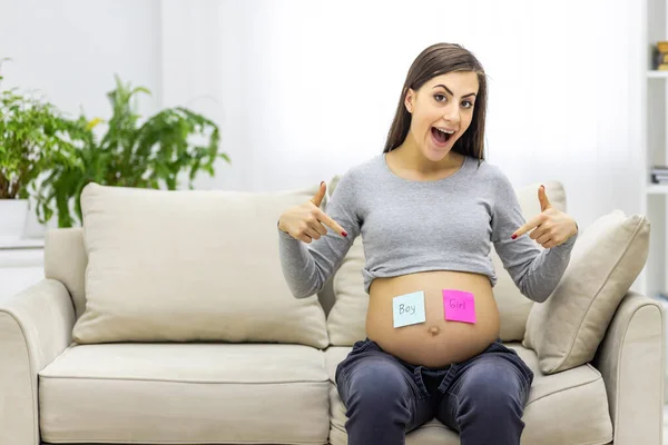 Foto Una Mujer Embarazada Positiva Con Papeles Rosas Azules Estómago —  Fotos de Stock
