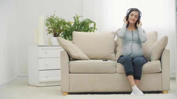 Slow Motion Video Pregnant Woman Listening Music Concept Pregnant Woman — Stock Video