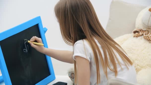 Дитяча Дівчина Малює Білій Дошці Вдома Відео Концепція Малювання — стокове відео