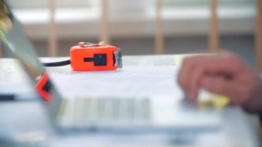 Dizüstü bilgisayarla çalışan kadın ve erkek iş ortaklarının videosu. İş kavramı.