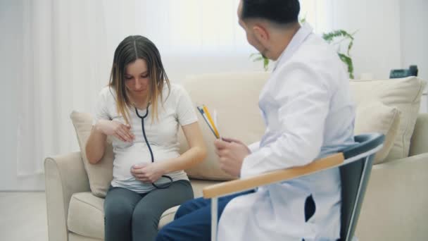 Hamile Bir Kadının Doktorla Konuştuğu Yavaş Çekim Videosu Doktoru Ziyaret — Stok video