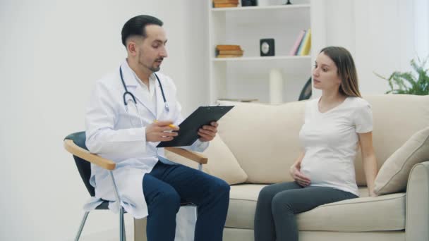 Zeitlupenvideo Einer Schwangeren Frau Die Mit Einem Arzt Spricht Konzept — Stockvideo