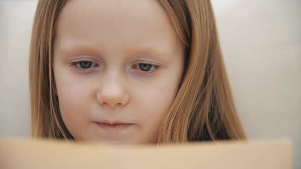 Yavaş Çekim Küçük Kızın Yerde Oturduğu Videoyu Kapat Kız Oyunu — Stok video