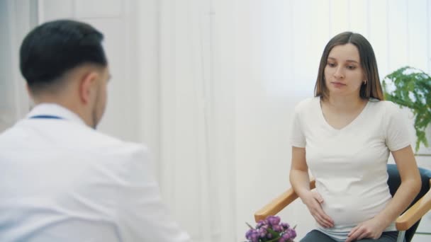 医師との約束に妊娠中の女性の4Kスローモーションビデオ 医療相談の概念 — ストック動画
