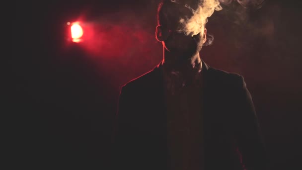 Cámara Lenta Vídeo Fumar Hombre Traje Luz Rosa Fondo Concepto — Vídeo de stock