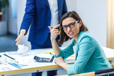 Mavi takım elbiseli bir iş kadınının ofiste çok işi olan bir fotoğrafı. Çok iş kavramı.