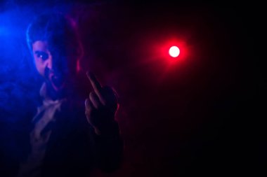 Ayakta duran adamın fotoğrafı ve arka planda pembe ışık. Takım elbiseli adam kavramı.