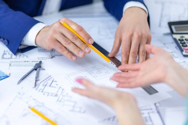 Ofiste kağıtlarla çalışan ellerin fotoğrafını çek. Görev Konsepti.