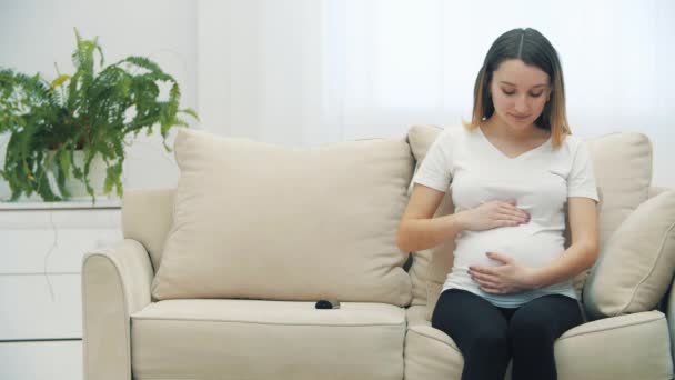 4K的慢动作视频孕妇摸她的胃 孕妇的概念 — 图库视频影像