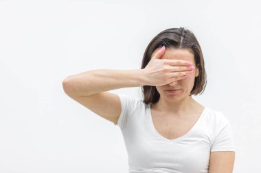 Cilt sorunu olan ve bu yüzden kendini kötü hisseden bir kadının fotoğrafı. Cilt bakımı kavramı.