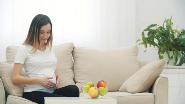 Hamile Bir Kadının Hava Öpücüğü Gönderdiği Yavaş Çekim Videosu Hamile — Stok video