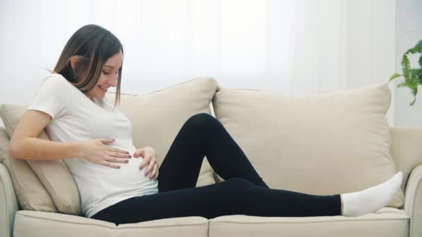 お腹に触れた幸せな妊婦の4Kスローモーションビデオ 妊婦の概念 — ストック動画