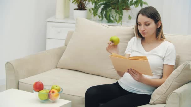Slowmotion Video Pregnant Woman Eating Apple Reading Book Concept Pregnant — Wideo stockowe