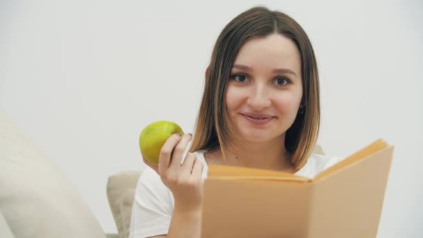 Slowmotion Video Pregnant Woman Looking Camera Holding Apple Book Concept — Stockvideo