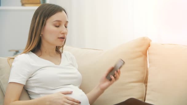 Spowolniony Film Ciężarnej Kobiety Rozmawiającej Przez Telefon Pojęcie Kobiety Ciąży — Wideo stockowe