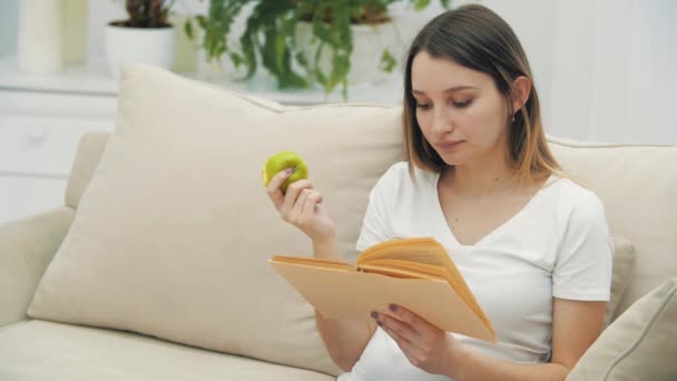 Vidéo Gros Plan Femme Enceinte Avec Pomme Lisant Livre Concept — Video