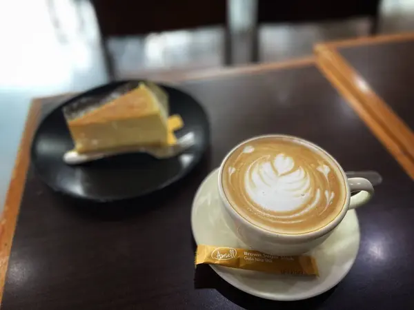 Kahve fincanı ve çay ahşap masada.