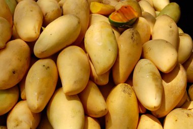 Pazarda pişirmek için taze patates.