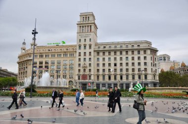 Barselona İspanya - 19 Ekim 2009 Plaa de Catalunya 'nın sabah çekimleri birçok kuşla doluydu. İspanya 'nın Barselona şehrinde tarihi bir meydan