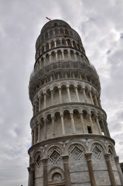 22 Ekim 2009 'da İtalya' daki Pisa Kulesi 'nin yakın plan fotoğrafı. Pisa 'nın eğik kulesinin fotoğrafı, aşağıdan çekilmiş, bulanık bir arka planı var. Eğik sidik kulesi, İtalya