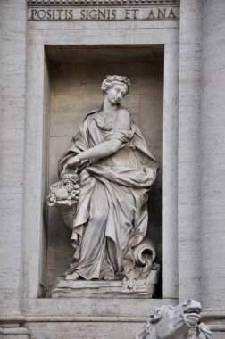 Trevi Fountain, Roma 'dan güzel bir heykelin yakın çekimi. Peter ve Paul 'un heykeli, Aziz Peter Meydanı, Roma, İtalya