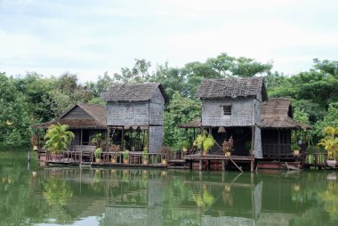 Şehrin eski bir kasabası. 30 Kasım 2007 'de Kamboçya' daki birçok Khmer köyü evinden birinin ön görüntüsü.