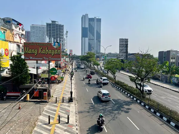 Akşam karanlığında şehirde trafik var. Depok, Endonezya - 26 Ağustos 2024 Yoğun yol bakış açısı güneşli bir sabah insanlar için köprüden karşıya geçerken