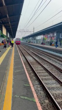 Jakarta, 23 Ağustos 2024. Peron 'da bekleyen insanlarla dolu istasyona bir tren geliyor.