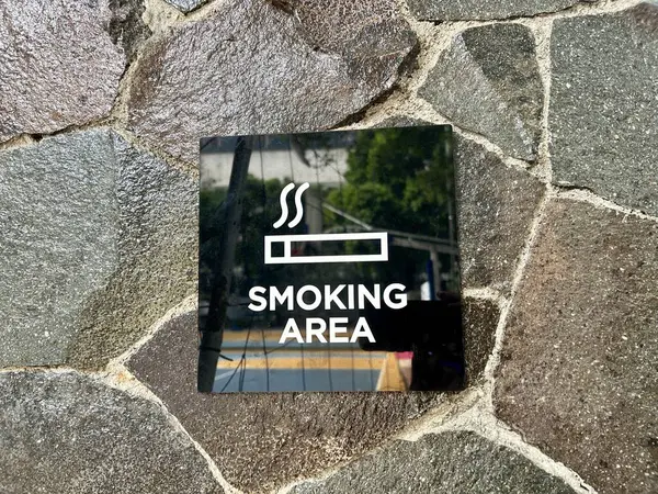 Binanın dış kısmında sigara içilen bir yerin yakın çekim görüntüsü.