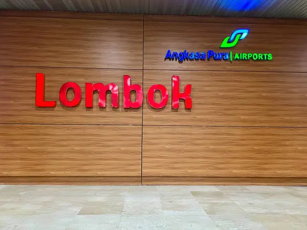 Lombok, 11 Eylül 2024. Lombok uluslararası havaalanı tabelası ahşap temalı duvarda izole edildi