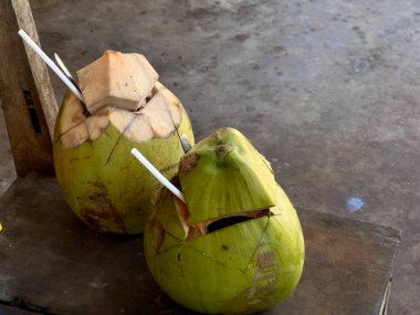 Hindistan cevizli ve hindistan cevizli.