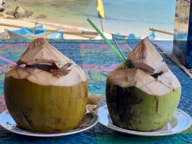 Sahilde samanla hindistan cevizi içeceği