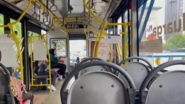 Jakarta, Endonezya. 10 Ekim 2024 - Kamu otobüslerinin içi boş koltuklar ve pencerelerle dolu