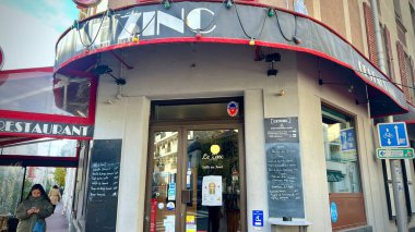 Paris, Fransa. 21 Kasım 2024. Şehir merkezindeki yemek dükkanının dışında. Ofis çalışanlarının öğle yemeği için en ünlü ve popüler yer..