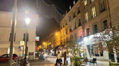 Paris, Fransa. 20 Kasım 2024. Etrafta bir sürü yiyecek dükkanının olmadığı bir sokak. Dünyanın dört bir yanından gelen birçok çeşit yemekle meşhurdur.