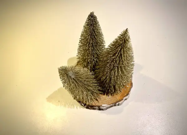 Masada Noel kutlaması için iki küçük Noel ağacı süsü var.