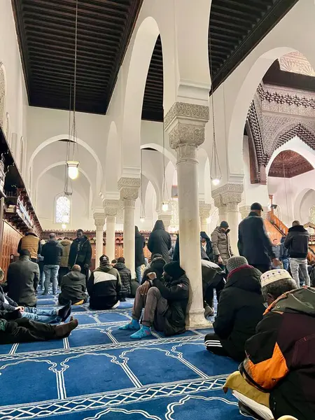 Paris, Fransa. 22 Kasım 2024 Büyük Paris Cami Salonu moeslem için cuma namazı için gelen insanlarla dolu.