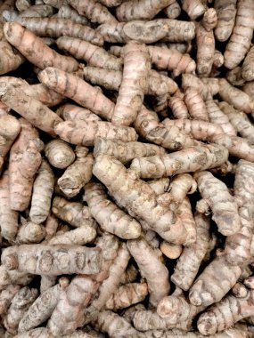 Tam kare geleneksel bitki zerdeçal yığını. Zerdeçal serbest radikalleri (kirlilik, güneş ışığı) ve kalkanları nötralize ederek vücudu koruyabilecek bitki besinleri bakımından zengindir. 