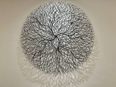 Endonezya 'daki otellerden birinde krem rengi izole edilmiş güneş ışığı altında estetik bir duvar görüntüsü var.