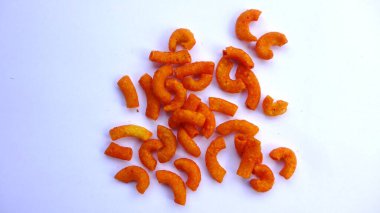 Beyaz arka planda izole edilmiş Endonezya 'nın popüler baharatlı makarna atıştırmalıkları. kopyalama alanı ile