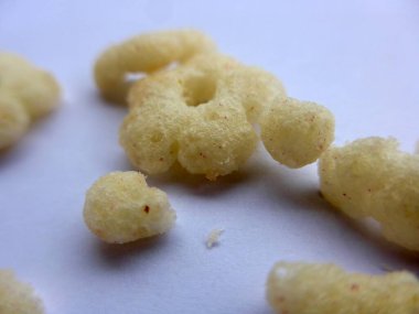 Makro zoom çocukların mısır gevreği beyaz arka planda izole edilmiş.