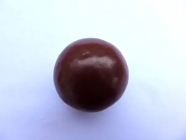 Beyaz arka planda tek çikolatalı top.