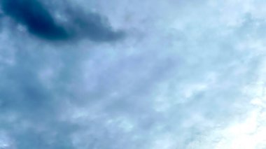 Canlı mavi ve beyaz bulut oluşumlarıyla dolu tam kare dramatik gökyüzü. Özgeçmiş, doğa temaları ya da yaratıcı projeler için mükemmel. Bu çarpıcı çekimle hayranlık ve sükunet aşılayın.