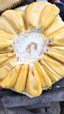 Kapalı fotoğraf Vibrant sarı Jackfruit dilimleri, özenle düzenlenmiş, sulu dokuları ve tropikal cazibesini sergiliyor. Gıda, sağlık ve egzotik meyve temalı projeler ya da mutfak görselleri için mükemmel