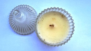 Beyaz arka planda duran, sıcaklığı, huzuru ve aydınlığı simgeleyen yalnız bir mum. Barış, umut ve maneviyat teması için mükemmel basit ama zarif bir kompozisyon..