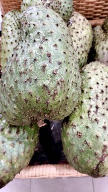 Taze ve olgun incirler masada.